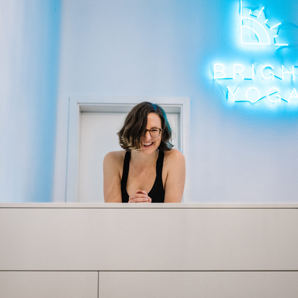Inhaberin von BRIGHT YOGA am Empfangstresen im BRIGHT YOGA-Studio